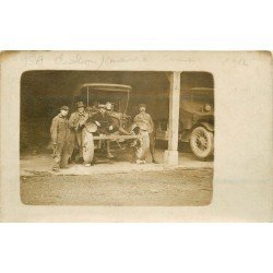 51 CHALONS-SUR-MARNE. Mécaniciens sur automobile ancienne sûrement américaine. Photo carte postale ancienne 1916
