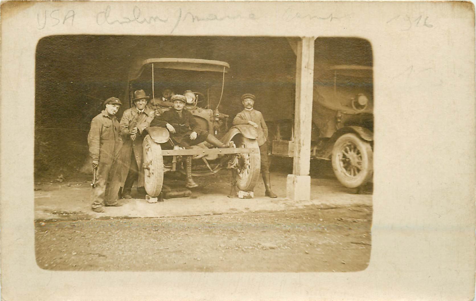 51 CHALON-SUR-MARNE. Mécaniciens sur automobile ancienne sûrement américaine. Photo carte postale ancienne 1916