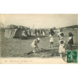 carte postale ancienne 14 DEAUVILLE. La Plage et Jeux de Sable 1910