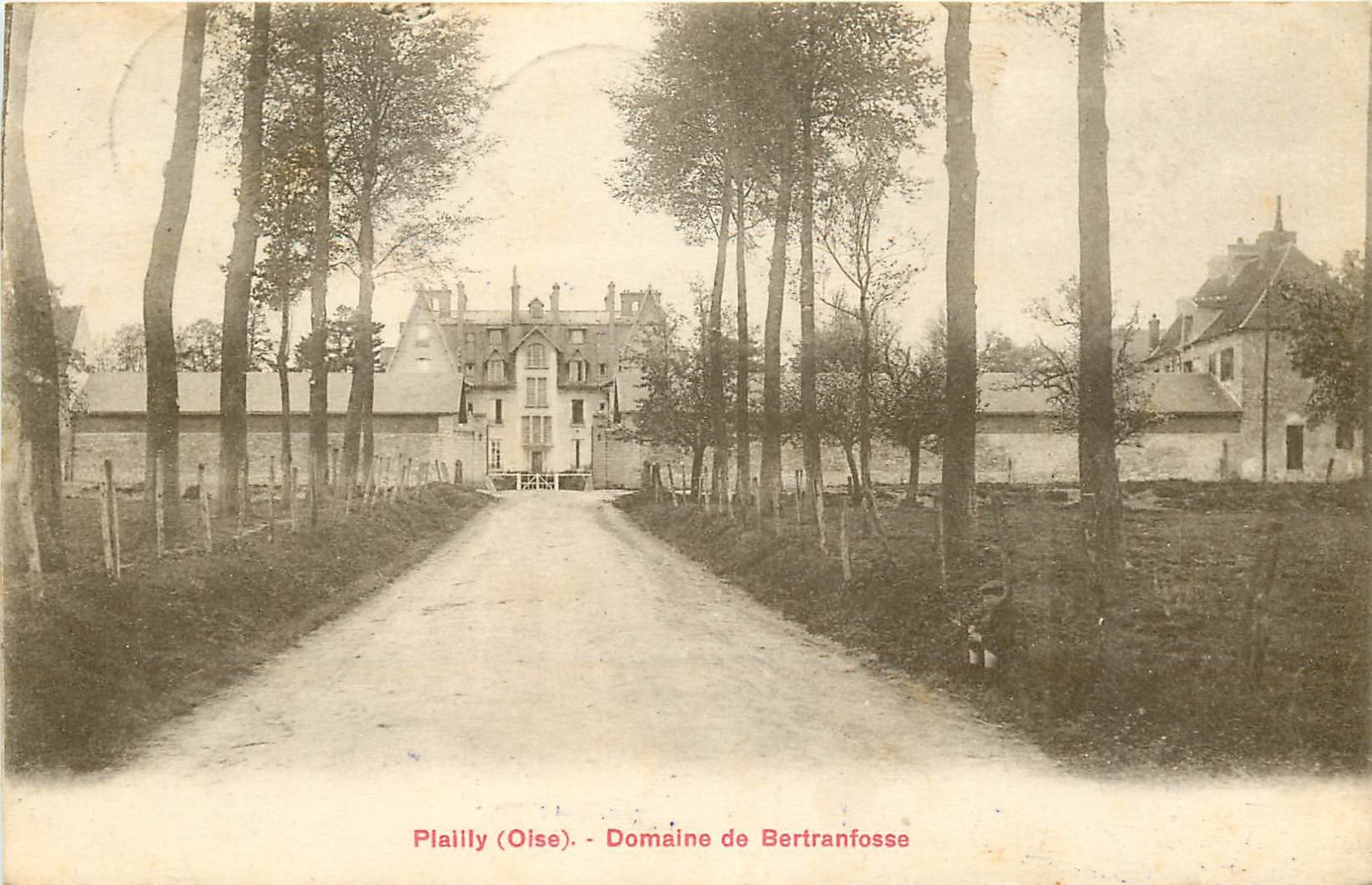 60 PLAILLY. Domaine de Bertranfosse avec gamin assis dans les fossés 1923