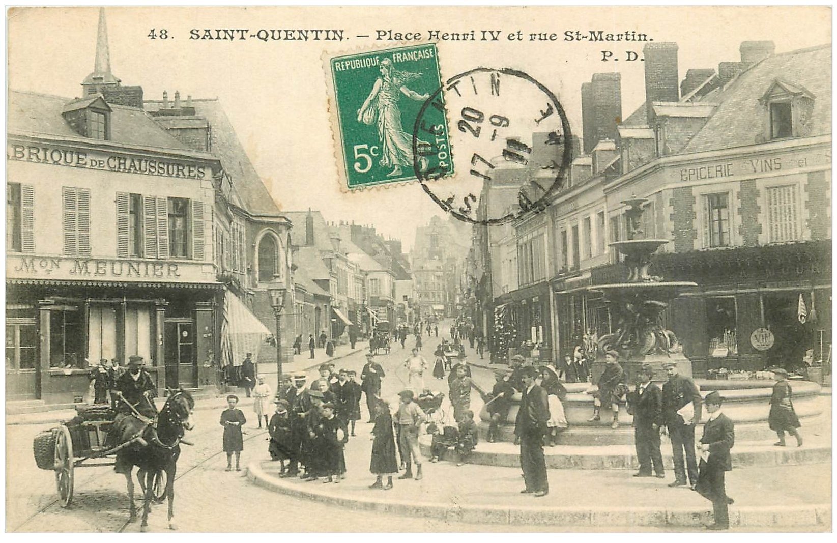 carte postale ancienne 02 SAINT-QUENTIN. Place Henri IV et rue St-Martin 1911. Fabrique de Chaussures Meunier