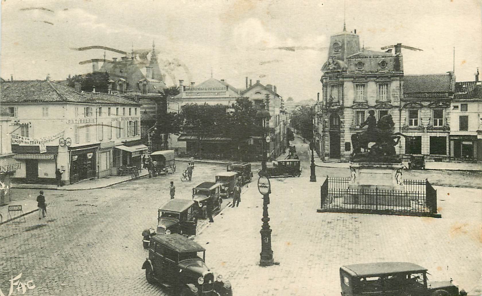 16 COGNAC. Taxis sur la Place François Ier avec Pâtisserie et Boucherie Parisienne 1940