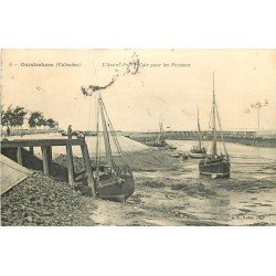 14 OUISTREHAM. Cale pour les Picoteux dans l'Avant-Port avec barques de Pêcheurs