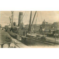 75 PARIS. Déchargement d'un Bateau sur la Seine de ses tonneaux. Métiers de la Mer