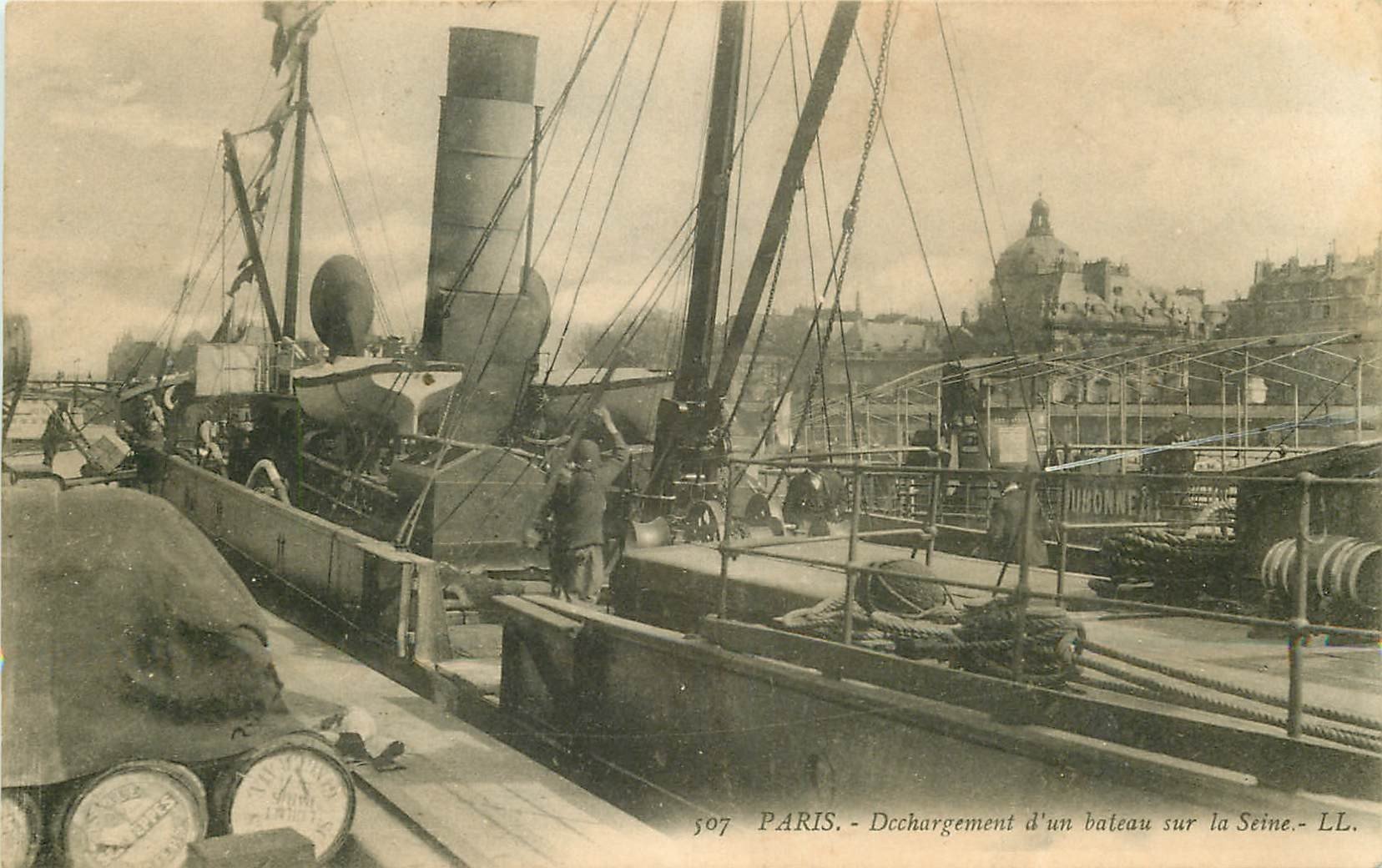 75 PARIS. Déchargement d'un Bateau sur la Seine de ses tonneaux. Métiers de la Mer