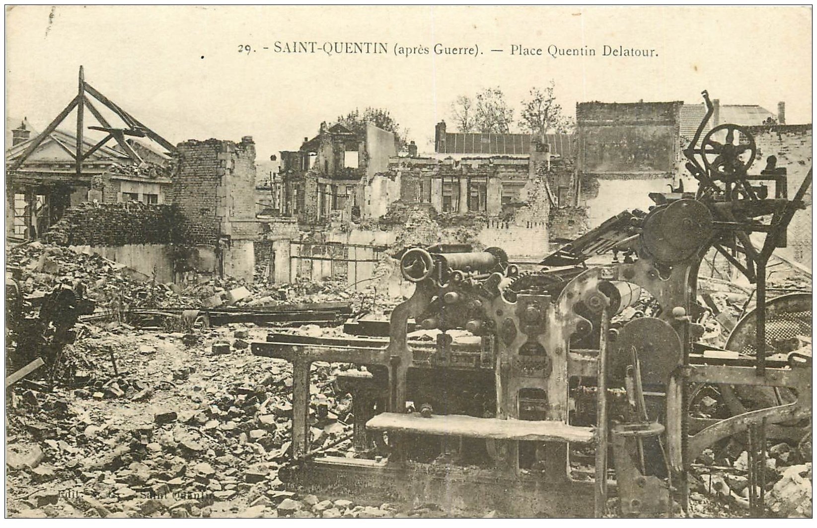 carte postale ancienne 02 SAINT-QUENTIN. Place Quentin Delatour bombardée 1924