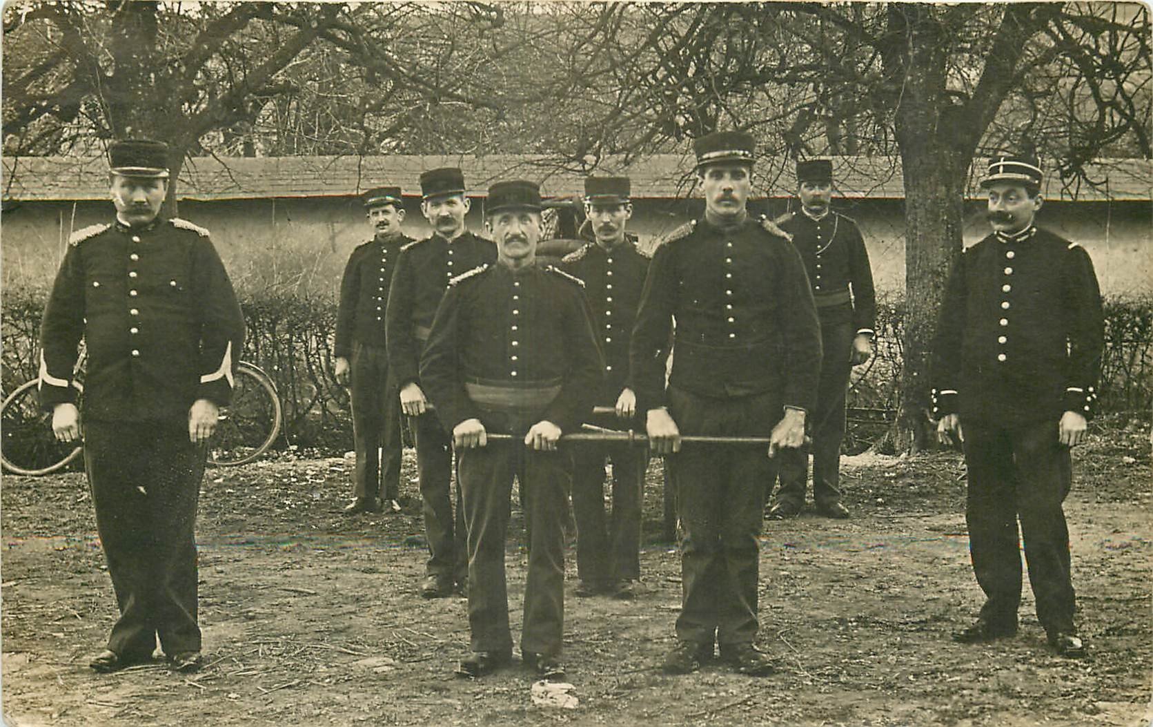 METIERS. Les Pompiers volontaires avec pompe à bras et soldat sous-liieutenant. Poto carte postale