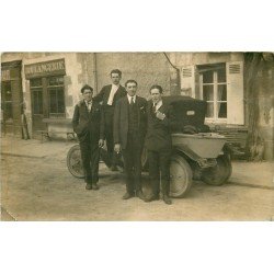 TRANSPORT. Voiture " La Trèfle Citroën " style bateau devant une Boulangerie. Photo carte postale ancienne et rare