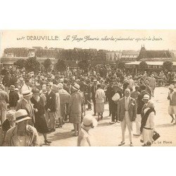 carte postale ancienne 14 DEAUVILLE. Plage sur les Planches après le bain