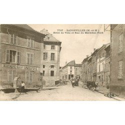 54 BADONVILLER. Boucherie Fournier et Hôtel de Ville rue Maréchal Foch