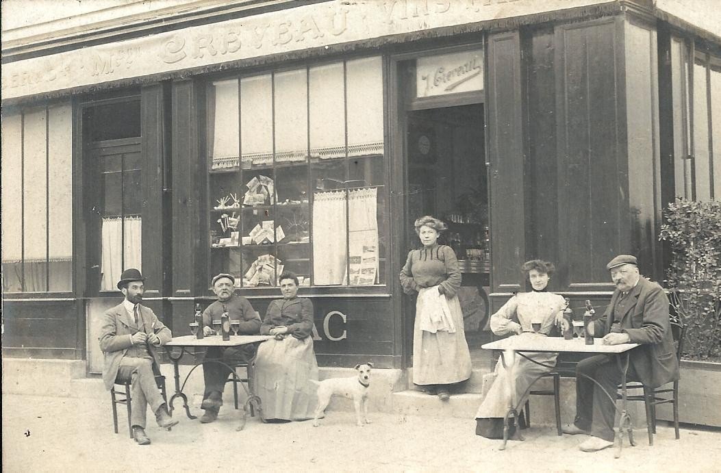 Photo Cpa à identifier. Café Tabac Cartes postale " Creveau " avec clients en Terrasse