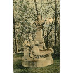 PARIS 08 Statue Guy de Maupassant au Parc de Monceau. Carte postale ancienne toilée 1908