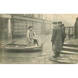 94 MAISONS-ALFORT. Un Vicaire en barque prête son Concours aux Sauveteurs Crue de 1910
