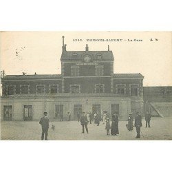 94 MAISONS-ALFORT. Animation devant la Gare 1918