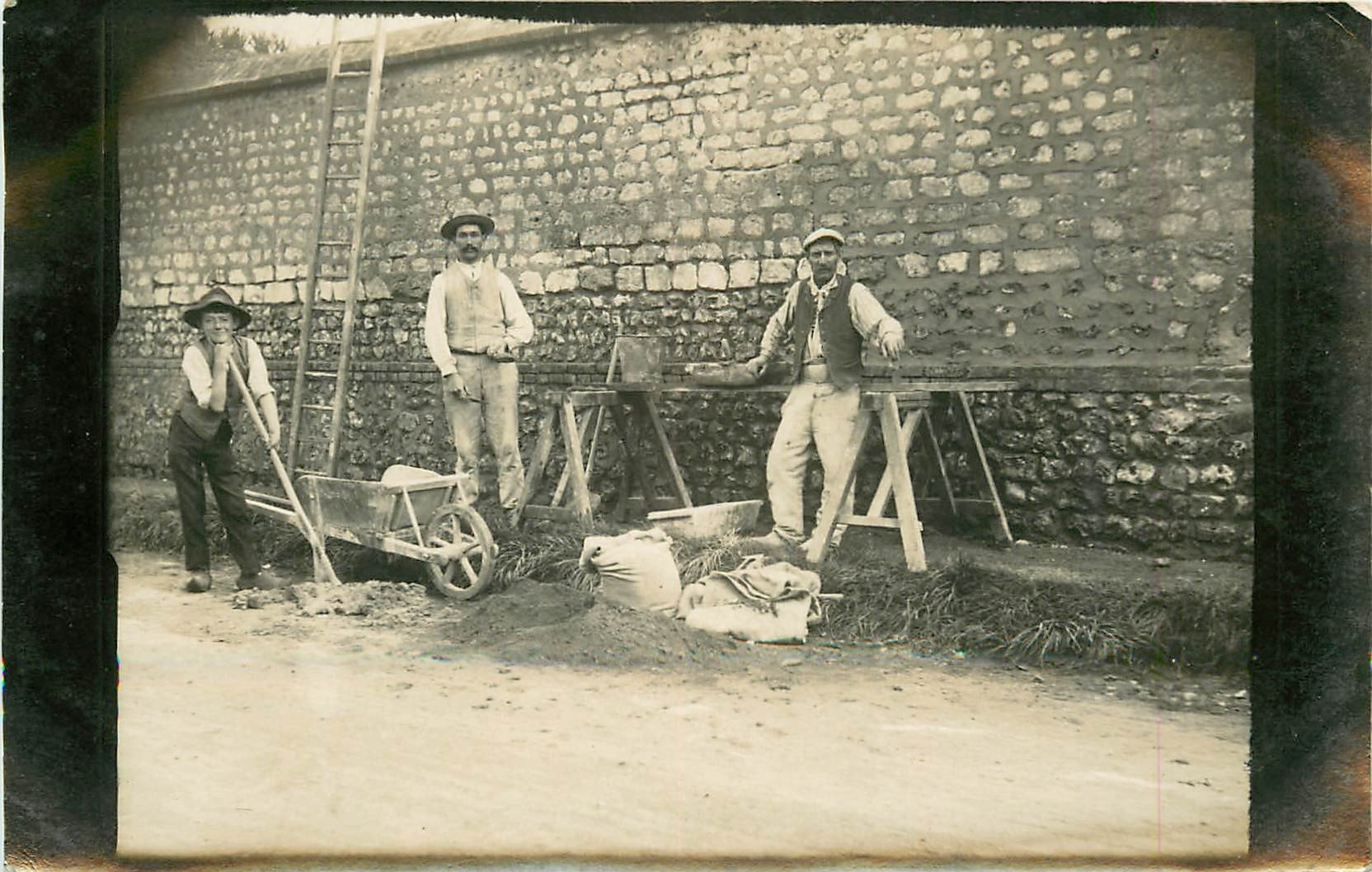 27 LES ANDELYS. Les Tarrassiers Maçons. Photo carte postale ancienne
