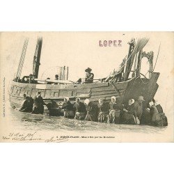 62 BERCK PLAGE. Mise à flot d'un Bateau de Pêcheurs par les Matelotes 1905