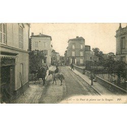 17 JONZAC. Le Pont de Pierre sur la Seugne avec des Cavaliers 1915