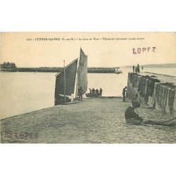 22 PERROS-GUIREC. La Cale au Port. Pêcheurs préparant leus filets de Pêche 1915