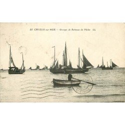 80 CAYEUX SUR MER. Groupe de Bateaux de Pêche et Pêcheurs 1931