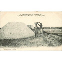 44 BOURG-DE-BATZ au CROISIC. Jeunes Sauniers dans les Marais Salants. Paludiers et Mulons de sel