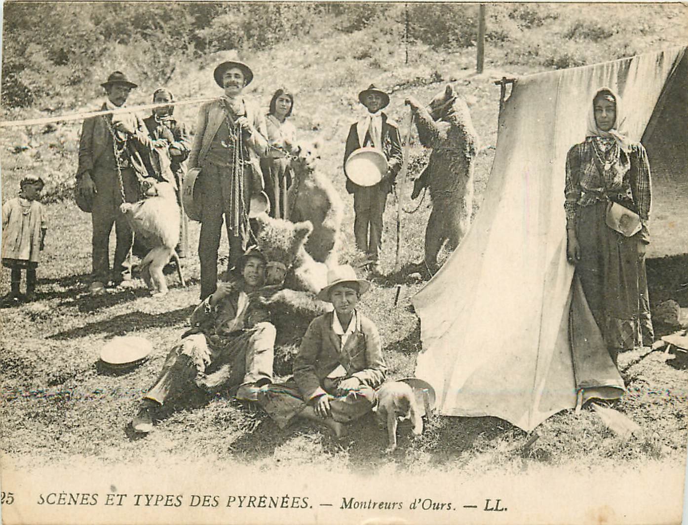 65 Scènes et Types des Pyrénées. Montreurs d'OURS et SINGES 1923 (défaut)