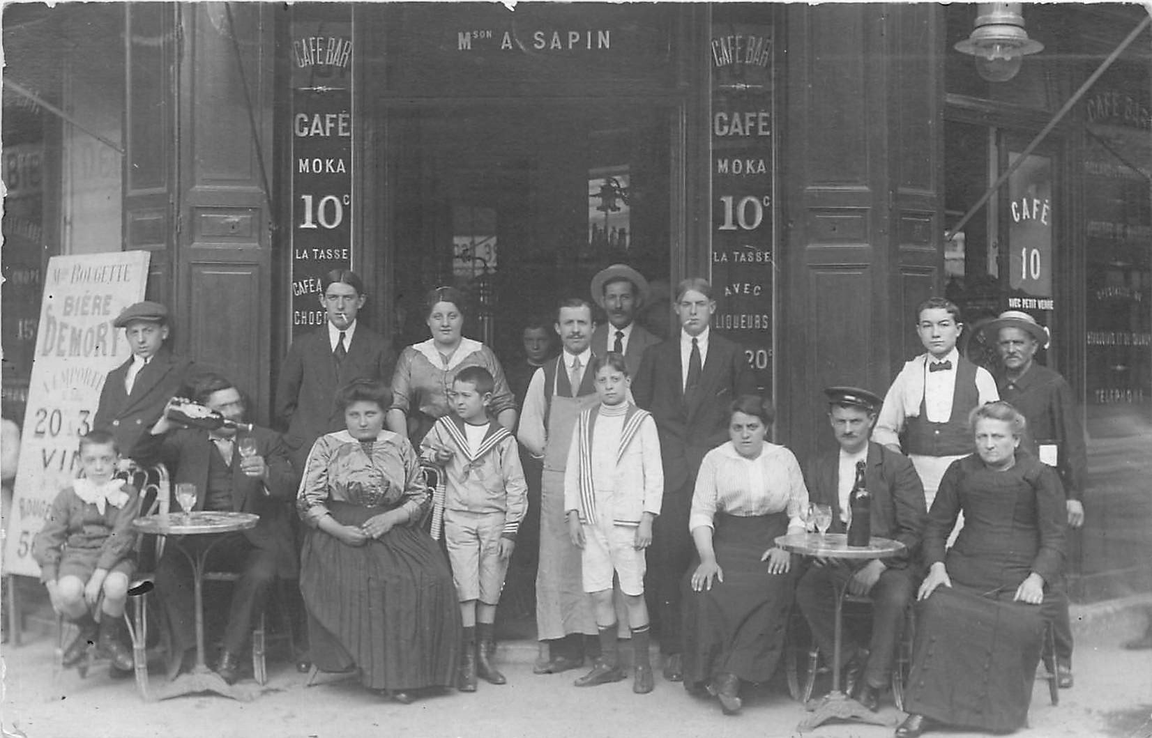 PARIS XIV. Rare Café Bar Sapin rue du Château. Photo carte postale ancienne
