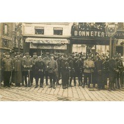45 ORLEANS. Militaires devant la Bonneterie Place du Martroi. Photo carte postale ancienne