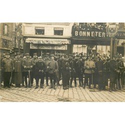 45 ORLEANS. Militaires devant la Bonneterie Place du Martroi