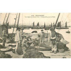 29 DOUARNENEZ. Les Quais du Grand Port. Préparatifs pour la Pêche 1907