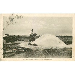 85 LES SABLES D'OLONNE. La Récolte du Sel par Paludière sur mulons 1929