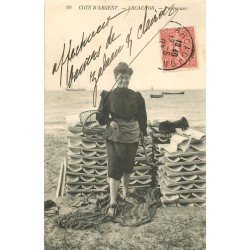 33 ARCACHON. Une Parqueuse d'Huîtres avec souliers en lattes de bois et tuiles en argile 1907