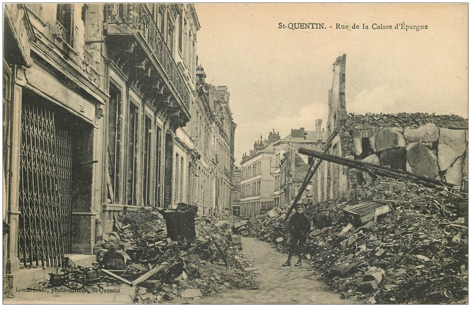 carte postale ancienne 02 SAINT-QUENTIN. Rue de la Caisse d'Epargne 1922