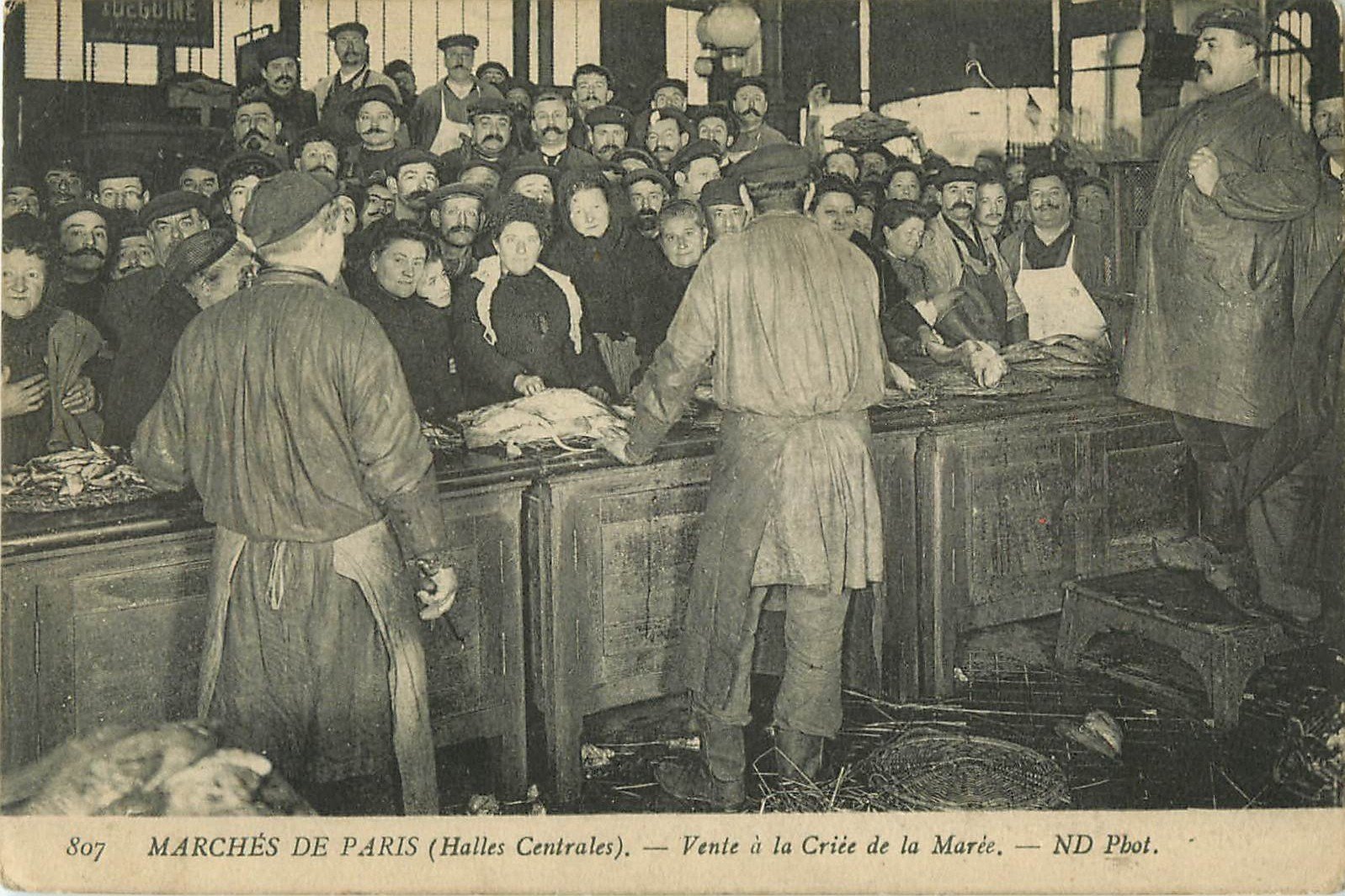 75001 PARIS. La Vente du Poisson à la Criée aux Halles Centrales 1915