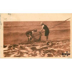 17 ROYAN. Baigneuses à la Pêche aux Crevettes 1930