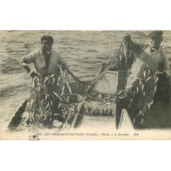 85 LES SABLES D'OLONNE. La Pêche à la Sardine avec Pêcheurs et leurs filets en barque 1931