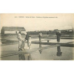 56 CARNAC. Salines du Bréno Paludiers et Paludières ramassant le Sel