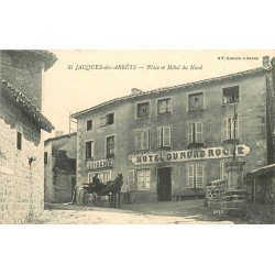 69 SAINT-JACQUES-DES-ARRETS. Attelage devant Epicerie et Hôtel du Nord sur la Place