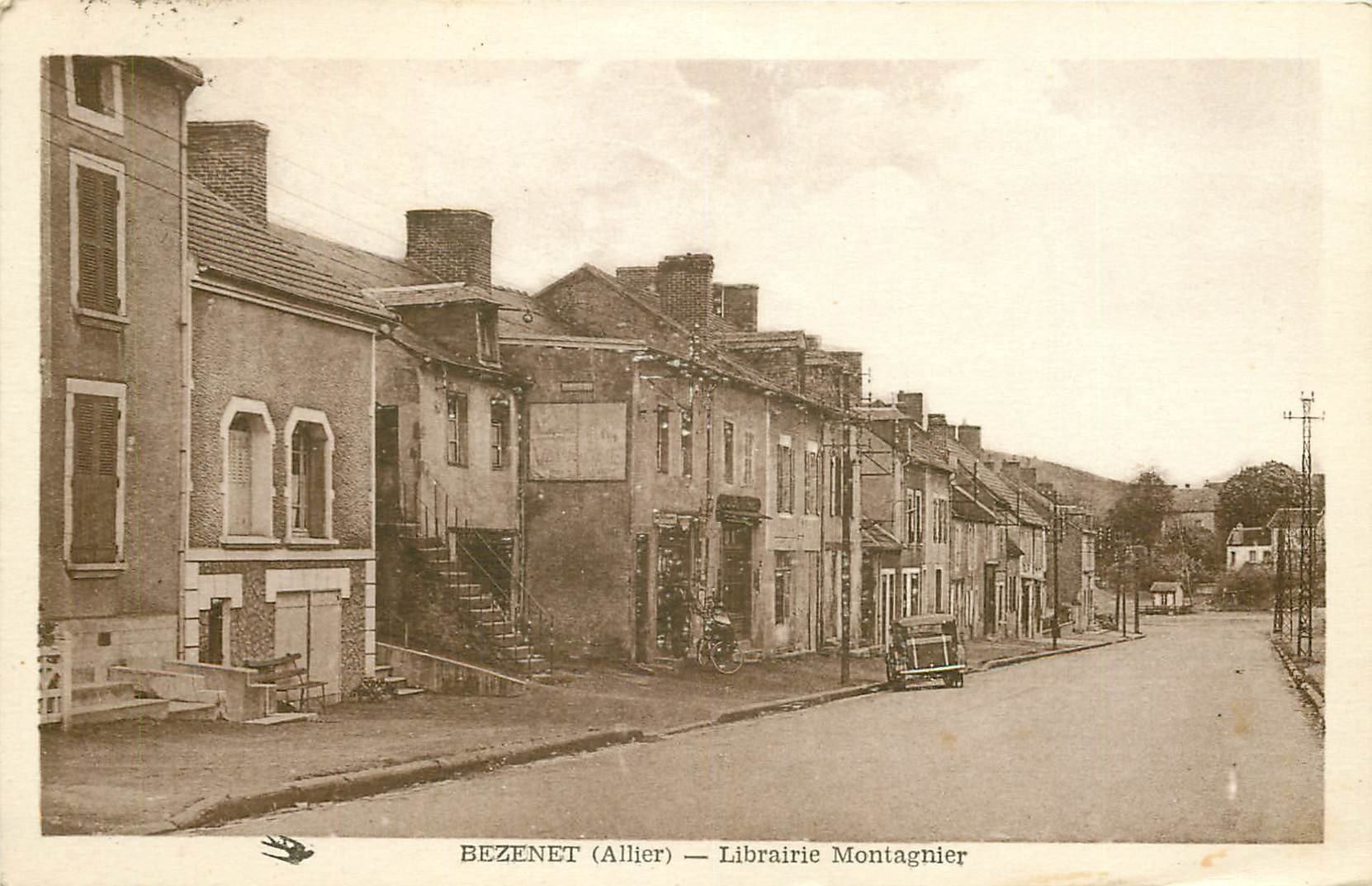 03 BEZENET. Voiture devant la Librairie Montagnier 1949