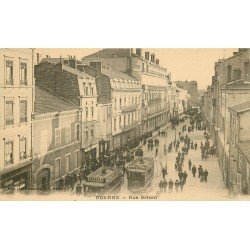 42 ROANNE. Tramways et animation rue Brison