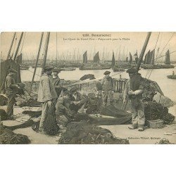 29 DOUARNENEZ. Préparatifs pour la Pêche sur les Quais du Grand Port 1909