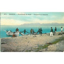 06 CANNES. Pêcheurs et l'Esterel sur la Promenade du Midi. Le Tirage des filets de Pêche