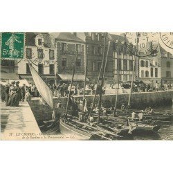 44 LE CROISIC. Débarquement de la Sardine à la Poissonnerie 1910