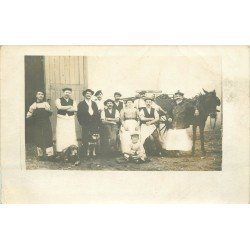 01 SATHONAY. Un groupe de Vendangeurs et son attelage. Photo carte postale rare et ancienne 1913