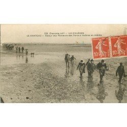 17 ILE D'OLERON. Le Château. Retour des Pêcheurs des Parcs à Huîtres en maline 1922