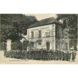 18 FOECY. Nombreux écoliers devant la Mairie