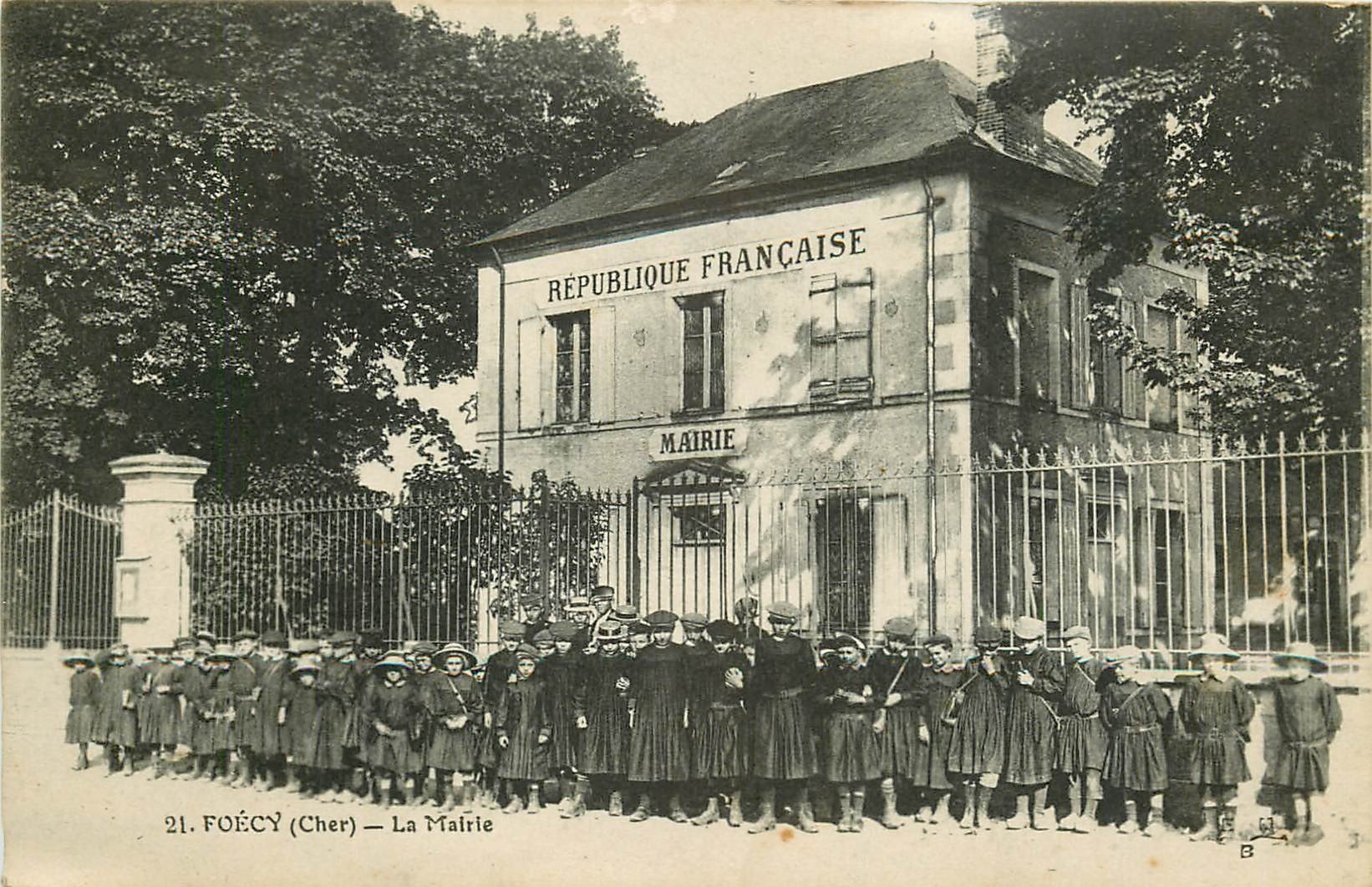 18 FOCECY. Ecoliers devant la Mairie