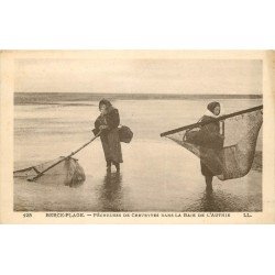 62 BERCK-PLAGE. Pêcheuses de Crevettes dans la Baie de l'Authie