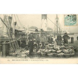 62 BOULOGNESUR-MER. L'Arrivée du Poisson 1905 Pêcheurs et Bateau