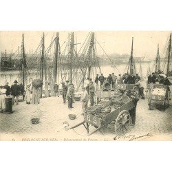62 BOULOGNE-SUR-MER. Le Débarquement du Poisson Pêcheurs et Bateaux 1905