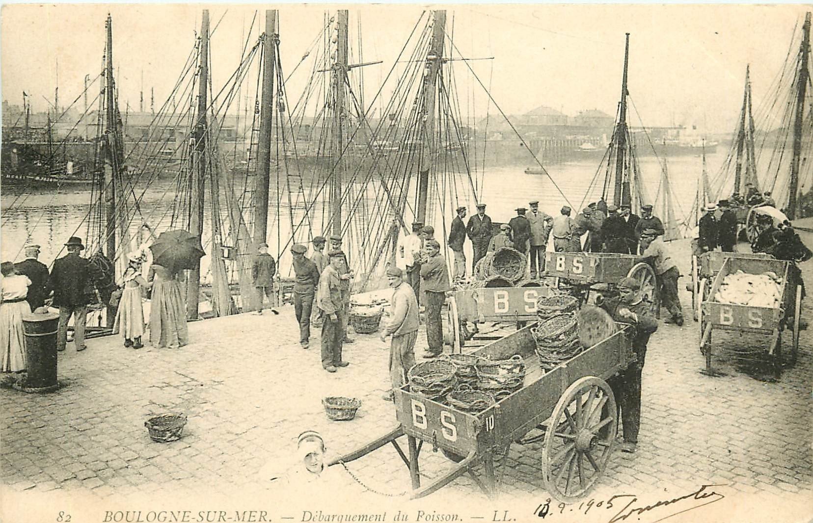 62 BOULOGNE-SUR-MER. Le Débarquement du Poisson Pêcheurs et Bateaux 1905
